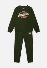 Conjunto de sudadera y pantalones de algodón verde que presenta un estampado gráfico en blanco y naranja de "Jack & Jones" en la parte delantera y en el dobladillo de la pierna.