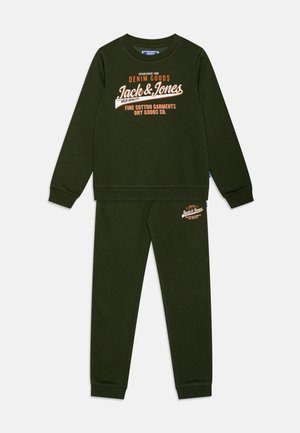 JJELOGO PANT SET - Pantalones deportivos - green/white/marmelade