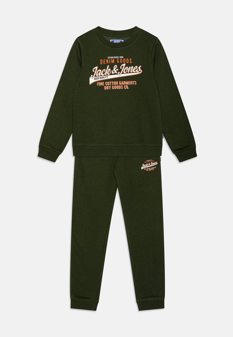 Conjunto de sudadera y pantalones de algodón verde que presenta un estampado gráfico en blanco y naranja de "Jack & Jones" en la parte delantera y en el dobladillo de la pierna.