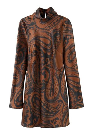 Brązowa sukienka z długim rękawem, zdobiona czarnym wzorem paisley. Wysoki kołnierz z otworem z tyłu. Gładka, lekka tkanina.