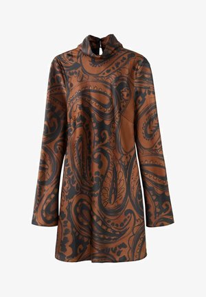 Robe marron à manches longues avec un motif cachemire noir. Col montant avec une ouverture en goutte d'eau dans le dos. Tissu lisse et léger.