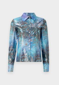 Langärmliges Hemd mit einem leuchtend blauen und türkisfarbenen Wirbelmuster, mit einem spitzem Kragen und einer Knopfleiste vorne. Glatte Stofftextur.