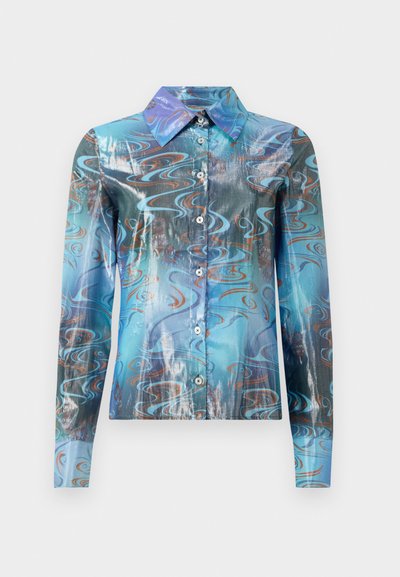 Camisa de manga longa com um padrão vibrante em azul e verde-azulado em espiral, com colarinho pontudo e fecho frontal por botões. Tecido com uma textura suave.