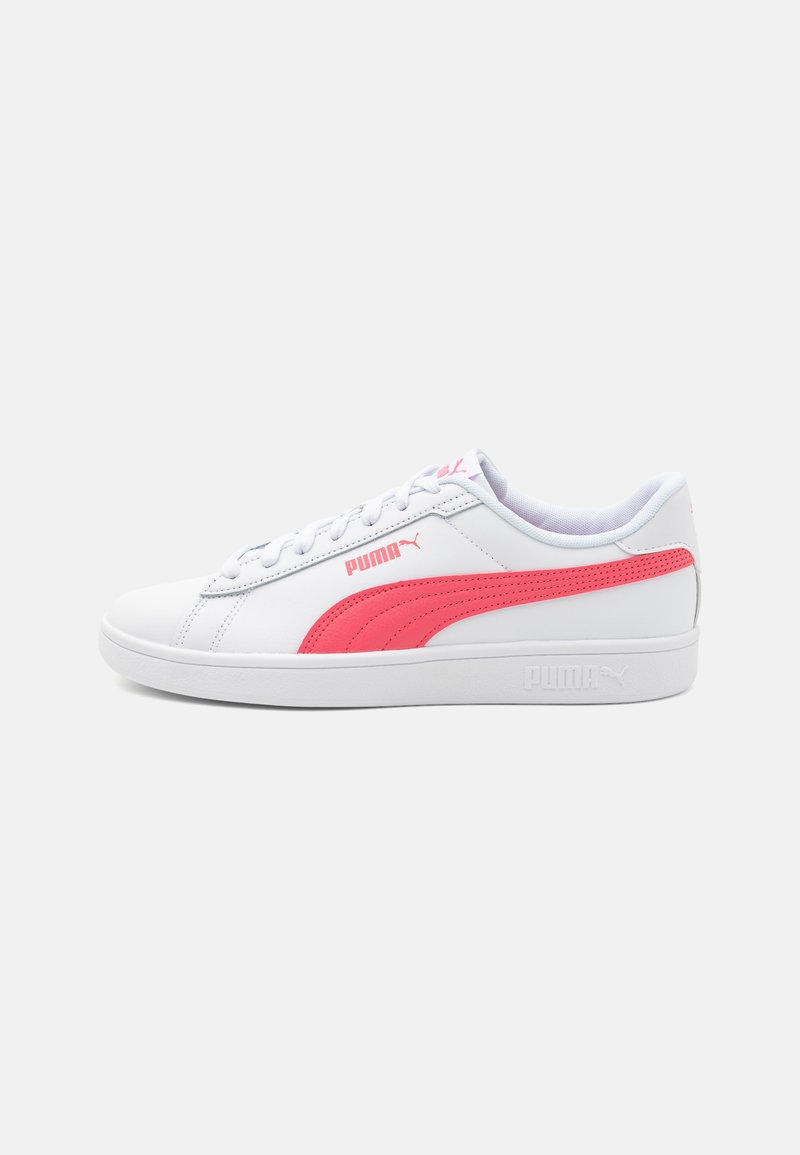 Sneaker bianche con finitura in pelle liscia, dotate di una striscia e logo PUMA di un vivace colore rosa, design con lacci e colletto imbottito.