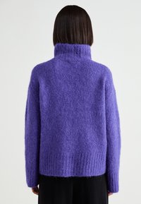 Selected Femme SLFGABELLA HIGH NECK - Svetrík - liberty