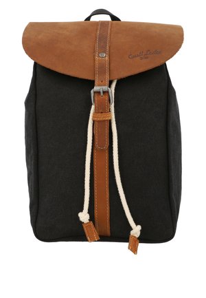 Schwarzer Canvas-Rucksack mit braunem Lederklappe, zentralem Riemen mit Metallschnalle und weißen Kordelzügen.