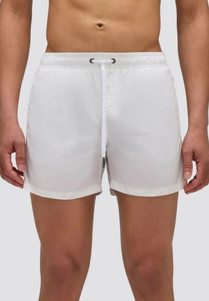 Pantaloni da nuoto bianchi realizzati in un tessuto leggero e morbido. Presentano un elastico in vita, un laccetto bianco e un orlo con bordi a contrasto.