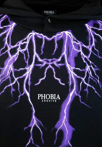 Felpa nera con un design di fulmini viola. Testo "PHOBIA ARCHIVE" stampato in bianco al centro, con dettaglio a bottone sul colletto.