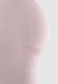 Rosa eng anliegendes Oberteil mit glattem Rippstruktur, das ein einzigartiges Designelement mit einem diagonalen Ausschnitt an der Schulter aufweist. Weicher und dehnbarer Stoff.
