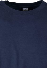 Marineblå crewneck sweatshirt laget av mykt stoff, med ribbet halsutringning og mansjetter, med "URBAN CLASSICS"-merket synlig inni.