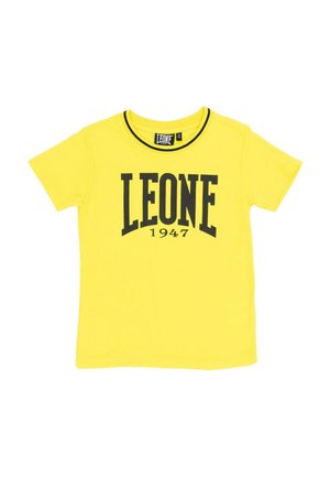 T-shirt jaune à manches courtes, avec une bordure noire à l’encolure et l’inscription « LEONE 1947 » imprimée sur le devant.