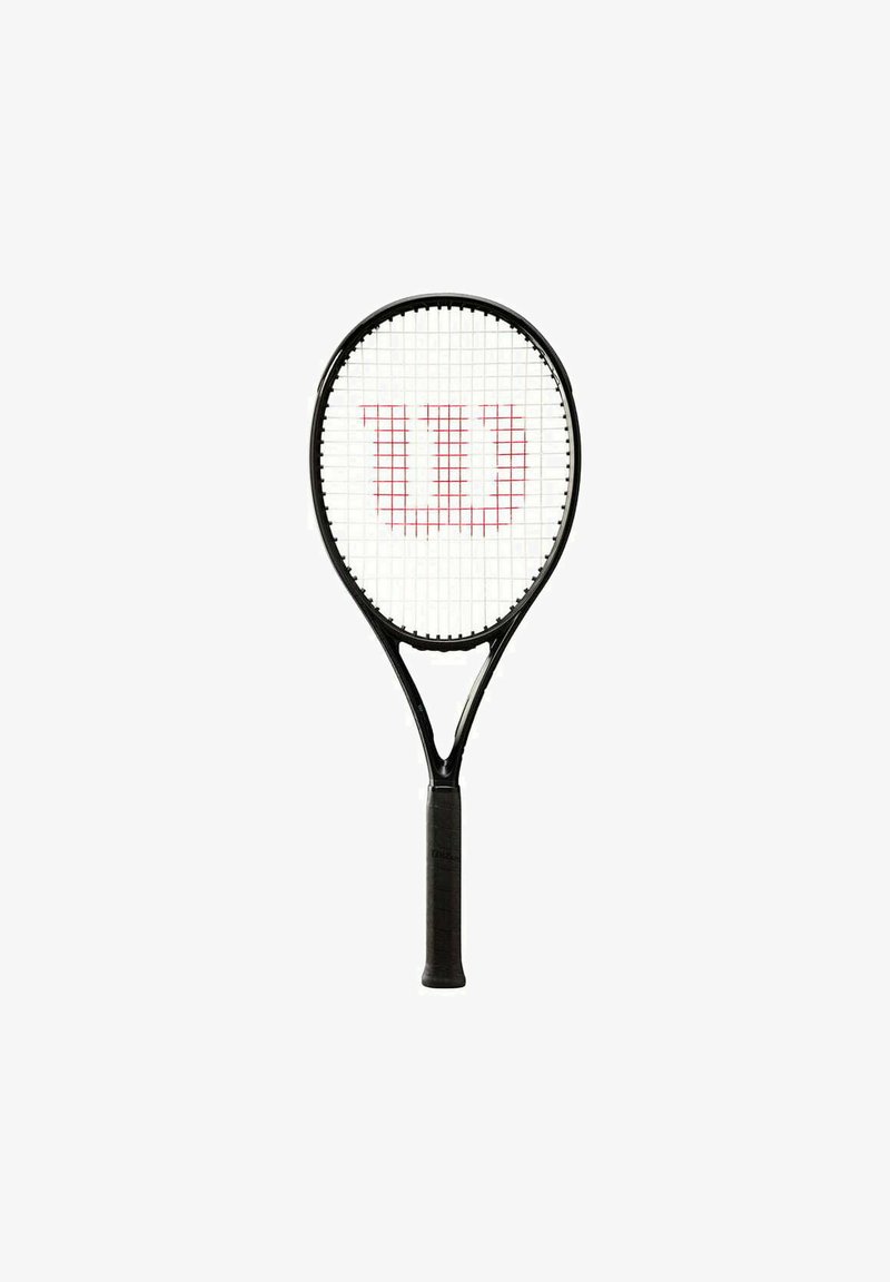 Zwarte tennisracket met een gestructureerde grip en een ronde kop. De snaren hebben een opvallend rood "Wilson" logo.
