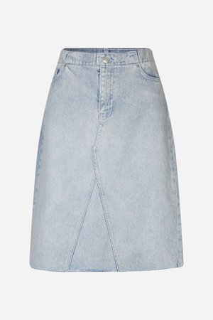Lyseblå denimskjørt med tettsittende midje, A-formet fasong og skrå paneldetaljer. Har frontknapp og glidelås.