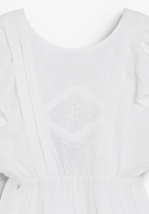 Vestido blanco con mangas cortas abullonadas, cintura fruncida y patrón de diamantes florales bordados en el pecho.