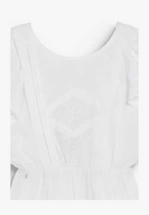 Vestido blanco con mangas cortas abullonadas, cintura fruncida y patrón de diamantes florales bordados en el pecho.