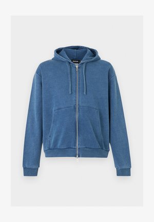 Sweat à capuche zippé bleu avec poches avant, capuche à cordon réglable, poignets et ourlet côtelés, présenté sur un fond uni.