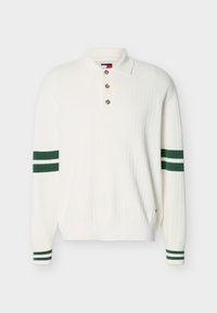 Άσπρο πλεκτό πόλο με μακριά μανίκια και ριμπ υφή, με τρία καφέ κουμπιά, πράσινες διπλές ρίγες στα μανίκια και στις μανσέτες.