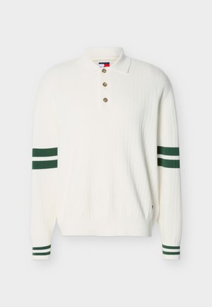 Polo a maniche lunghe in maglia bianca con texture a coste, tre bottoni marroni, doppie strisce verdi sulle maniche e polsini.