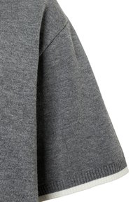 Grauer Stricktop mit kurzen Ärmeln, strukturierter Stoff und weißem, geripptem Bündchen am Saum. Einfaches Design mit lässigem Look.