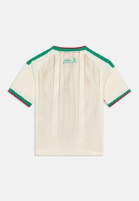 Maillot de sport à manches courtes blanc avec des bordures vertes et rouges, motif vertical subtil et texte en arabe sous le col arrière.
