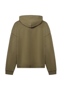 Sudadera con capucha de color verde oliva de corte holgado, fabricada con tela suave, con puños acanalados y una textura sencilla y lisa.