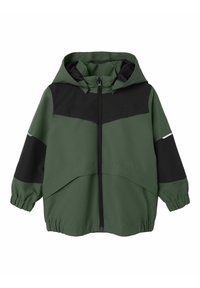Zielono-czarna dziecięca kurtka z kapturem, z zapięciem na zamek z przodu, elastycznymi mankietami i odblaskowym paskiem na rękawach.