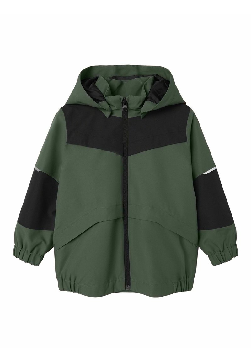 Zielono-czarna dziecięca kurtka z kapturem, z zapięciem na zamek z przodu, elastycznymi mankietami i odblaskowym paskiem na rękawach.