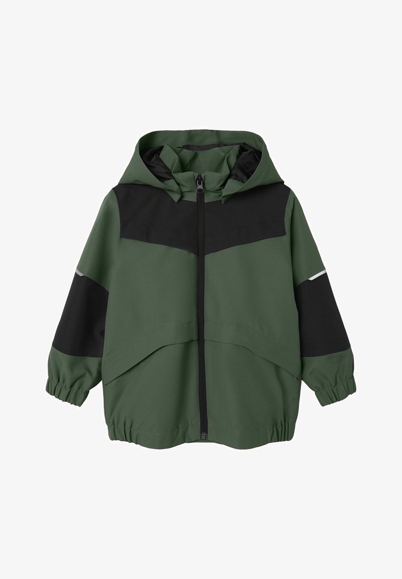 Zielono-czarna dziecięca kurtka z kapturem, z zapięciem na zamek z przodu, elastycznymi mankietami i odblaskowym paskiem na rękawach.