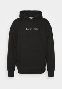 Sudadera negra con bolsillo frontal, capucha ajustable y logotipo "Tommy Jeans" centrado en blanco y rojo en el pecho.