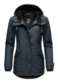 Parka impermeable azul marino con capucha forrada de piel sintética, cierre de cremallera, dos bolsillos frontales y puños acanalados. Presenta un forro decorativo y cordones ajustables.
