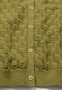Olijfgroene gebreide cardigan met een textuur van visgraatpatroon en vier lichtgekleurde ronde knopen die verticaal in het midden zijn uitgelijnd.