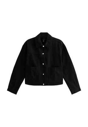 Chaqueta de mezclilla negra con mangas largas, cierre de botones en la parte delantera, dos grandes bolsillos frontales y un cuello. Textura suave, diseño recortado.