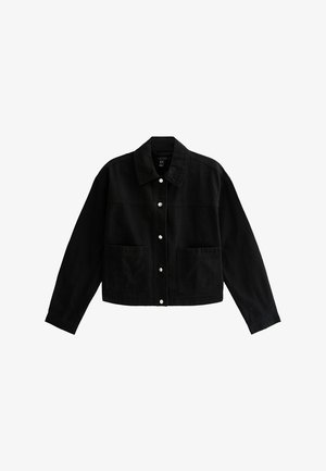 Zwarte denim jack met lange mouwen, knoopsluiting aan de voorkant, twee grote voorkruiden en een kraag. Soepele textuur, cropped ontwerp.