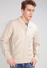 Urban Classics - LIGHT BOMBER JACKET - Giubbotto Bomber - sand Immagine in miniatura 1