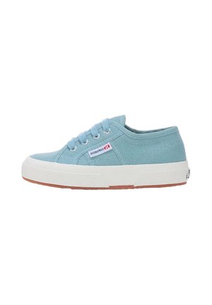 Sneaker in tela azzurro chiaro, modello basso, suola in gomma bianca, chiusura con lacci sul davanti e piccola etichetta del marchio sul lato.