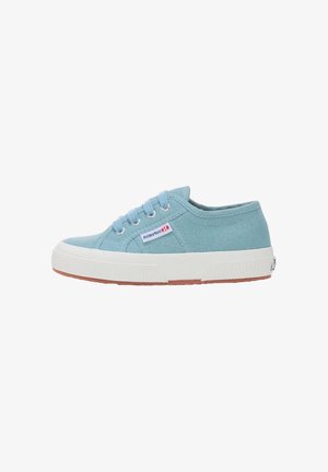 Sneaker in tela azzurro chiaro, modello basso, suola in gomma bianca, chiusura con lacci sul davanti e piccola etichetta del marchio sul lato.
