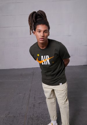 CREW TEE - Printtipaita - sequoia