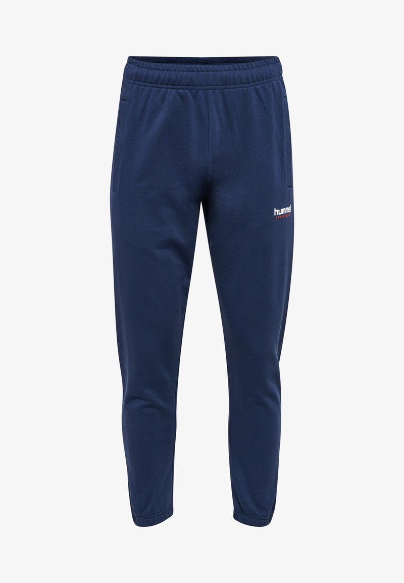 Dunkelblaue Baumwoll-Sweatpants mit einer Zugbandschnur an der Taille, schmal zulaufenden Beinen, Seitentaschen und einem weißen Logo am unteren linken Bein.