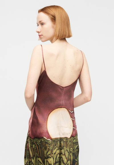 Αμάνικο φόρεμα από απαλό ύφασμα με διαβάθμιση χρώματος από μωβ σε πράσινο, διακοσμημένο με μεγάλο φεγγάρι και στυλιζαρισμένα φύλλα στην ποδούλα.