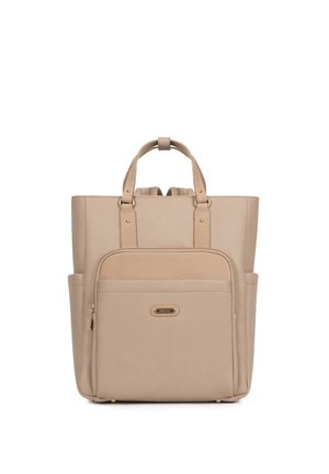 Sac à dos en cuir beige avec poche zippée à l'avant, double poignées supérieures, bretelles rembourrées et poches latérales ouvertes.