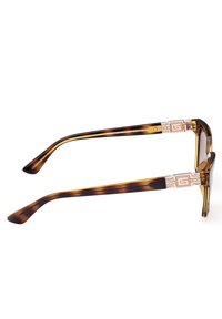 Gafas de sol carey con herrajes en oro rosa, montura rectangular y lentes polarizados. Los acentos incluyen un logo grabado en la patilla.