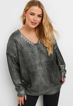 Czarny i srebrny sweter w paski w oversize'owym fasonie z dekoltem w kształcie V, ściągaczami przy mankietach i teksturowanym materiałem, charakteryzujący się luźnym krojem i długimi rękawami.