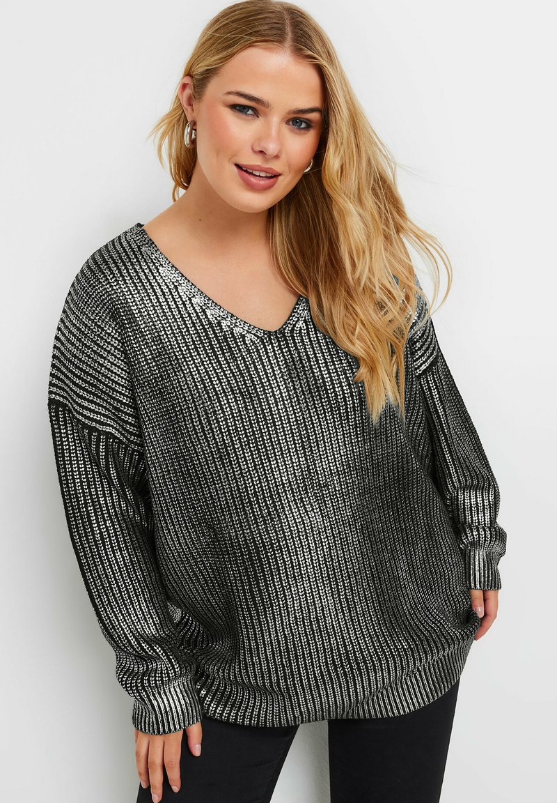 Schwarz- und silbergestreifter, übergroßer Pullover mit V-Ausschnitt, gerippten Bündchen und strukturiertem Stoff, der einen lockeren Sitz und lange Ärmel bietet.