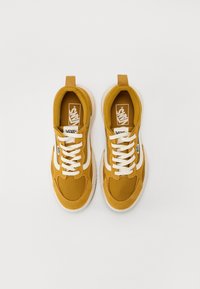 Gelbe Canvas-Sneaker mit weißen Akzenten, runder Zehenkappe, gepolstertem Kragen, flachen Schnürsenkeln und strukturiertem Obermaterial. Vans-Logo auf der Zunge und der Seite.
