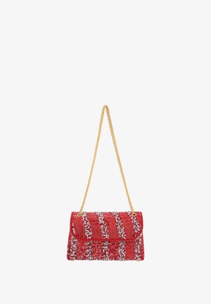 Rød vævet håndtaske med en struktureret overflade, der har hvide perleaccent og en gylden kædrem. Rektangulær form med en klaplukning.