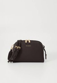 Geantă crossbody din piele maro închis, texturată, cu două fermoare aurii, curea reglabilă cu catarame aurii și logo "Michael Kors" imprimat cu litere aurii.