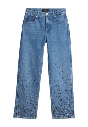 Jasnoniebieskie dżinsy o prostych nogawkach. Ozdobione czarnymi ćwiekami na dolnej części, posiadają klasyczny fason z pięcioma kieszeniami.