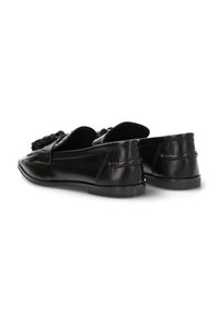 Mocasines de cuero negro con un diseño elegante, que presentan una punta redondeada, acentos decorativos de flecos y una suela de perfil bajo.