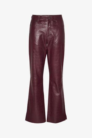 Krokodillenhuid-geembossede, bordeaux neplederen broek met wijde pijpen, een reguliere tailleband en een knoopsluiting aan de voorkant. Voorzien van vier zakken.