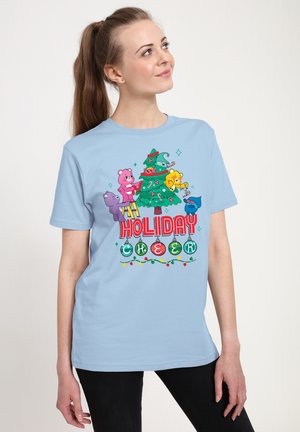 Jasnoniebieska koszulka z kolorową świąteczną grafiką, przedstawiającą kreskówkowe niedźwiedzie dekorujące choinkę, z napisem "ŚWIĄTECZNY NASTRÓJ."